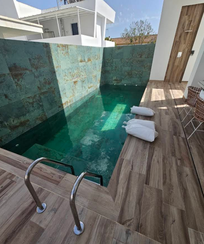 Piscina moderna com água cristalina e acabamento premium