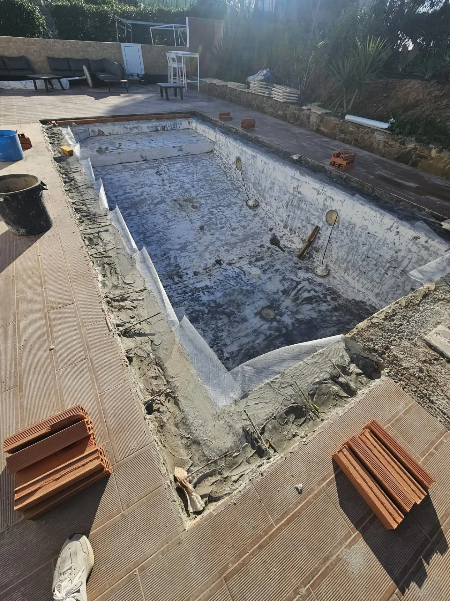 Piscina em obras com impermeabilização e preparação do novo revestimento