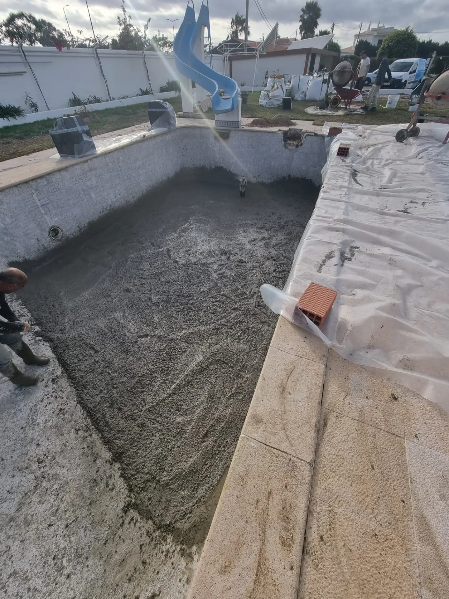 Piscina em obras com aplicação de cimento e preparação