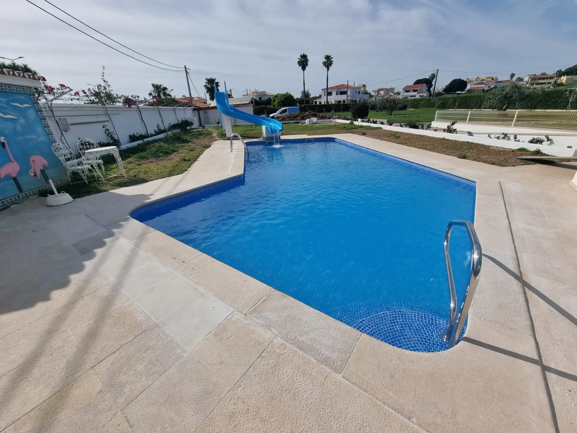 Piscina renovada com água cristalina e acabamento final