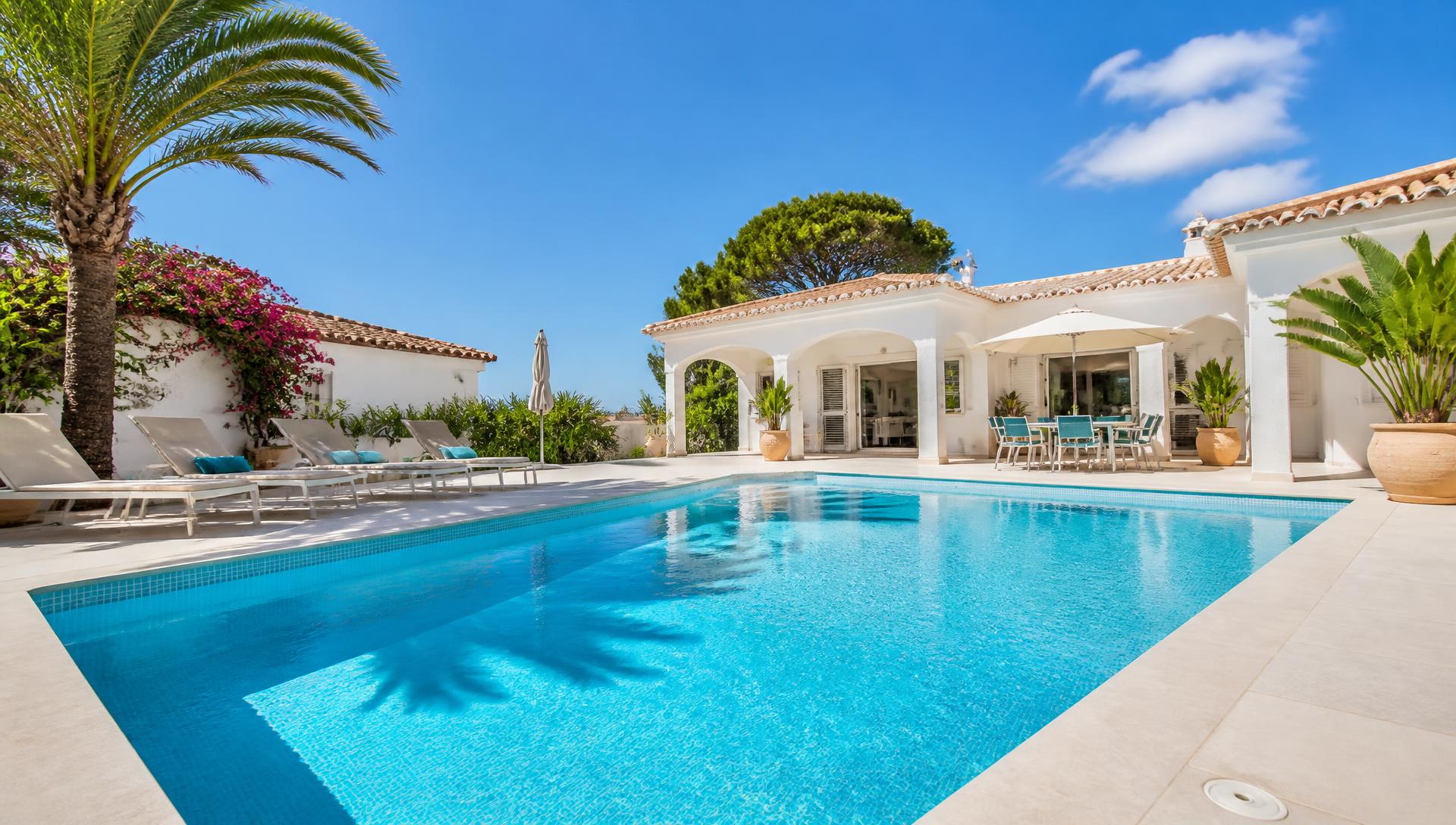Piscina cristalina em quintal de moradia portuguesa