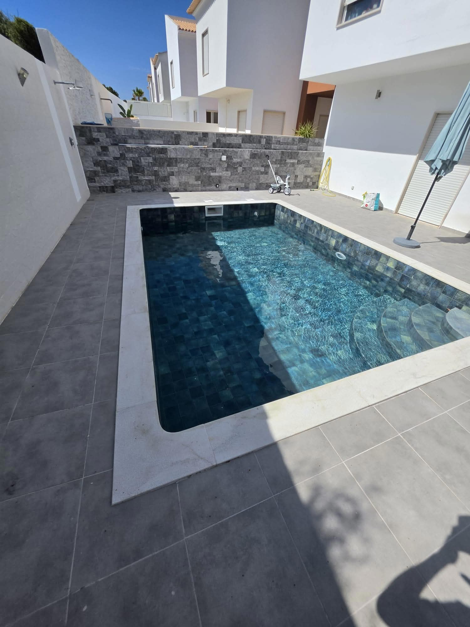 Piscina renovada com novo mosaico e água cristalina