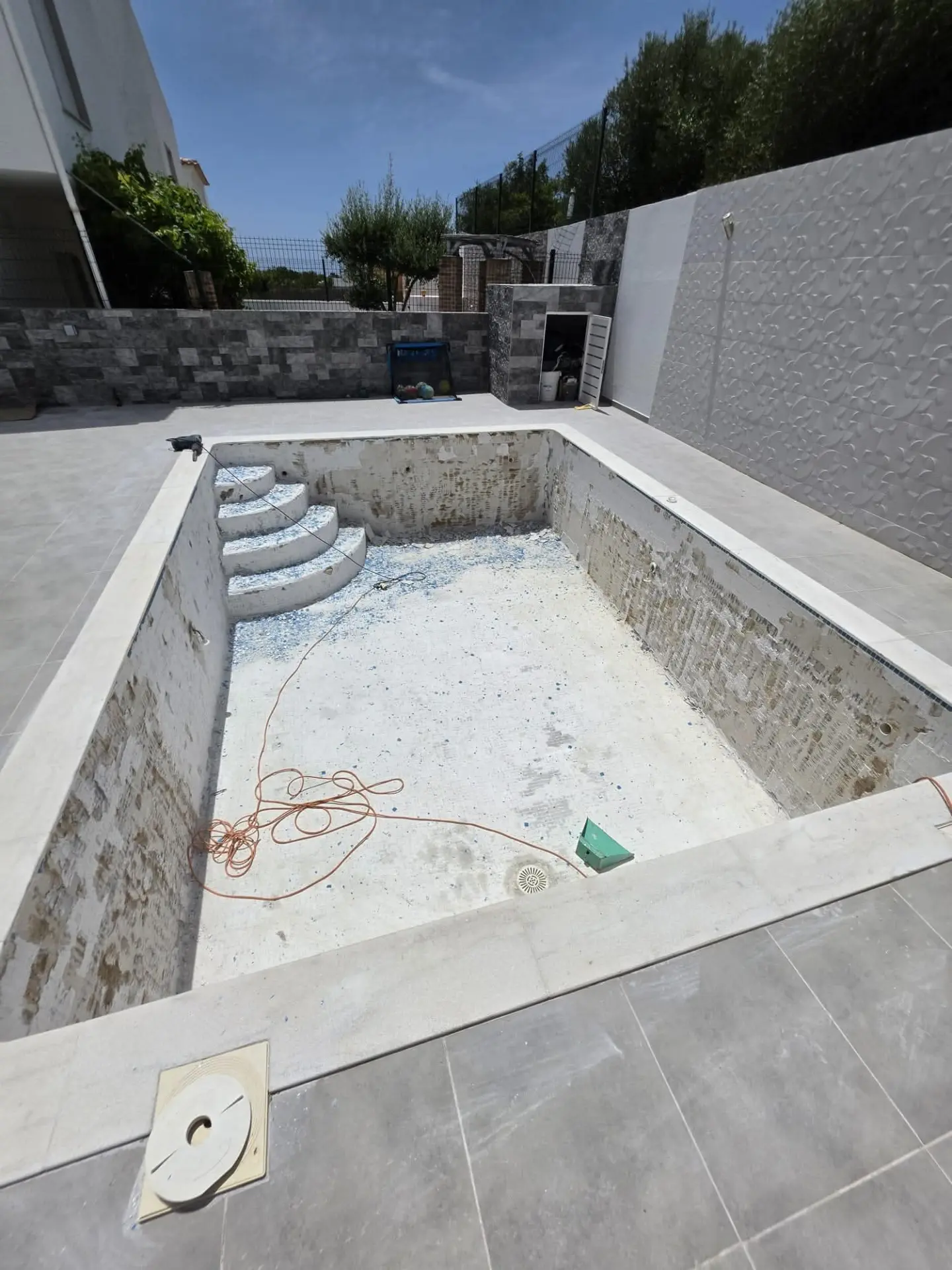 Remoção do revestimento antigo da piscina