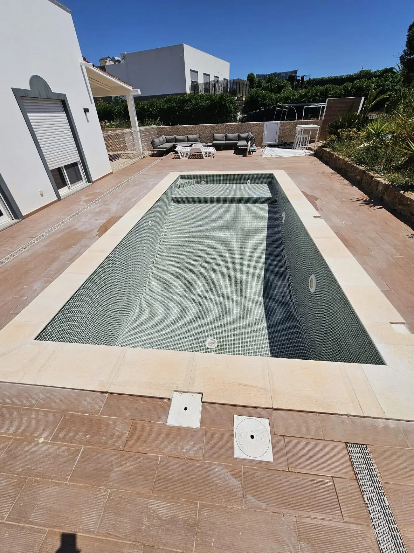 Piscina finalizada com novo mosaico e água cristalina